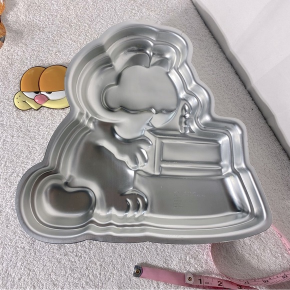 Vintage 1978 Wilton Garfield Cake Pan With Plastic Garfield Face - Picture 7 of 15